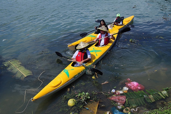 Cuối tháng 2 vừa qua, Công ty du lịch Hội An Kayak tour (xã Cẩm Thanh, TP Hội An, Quảng Nam) vừa cho ra mắt tour du lịch… vớt rác nhằm tuyên truyền, kêu gọi người dân và du khách cùng chung tay bảo vệ môi trường.